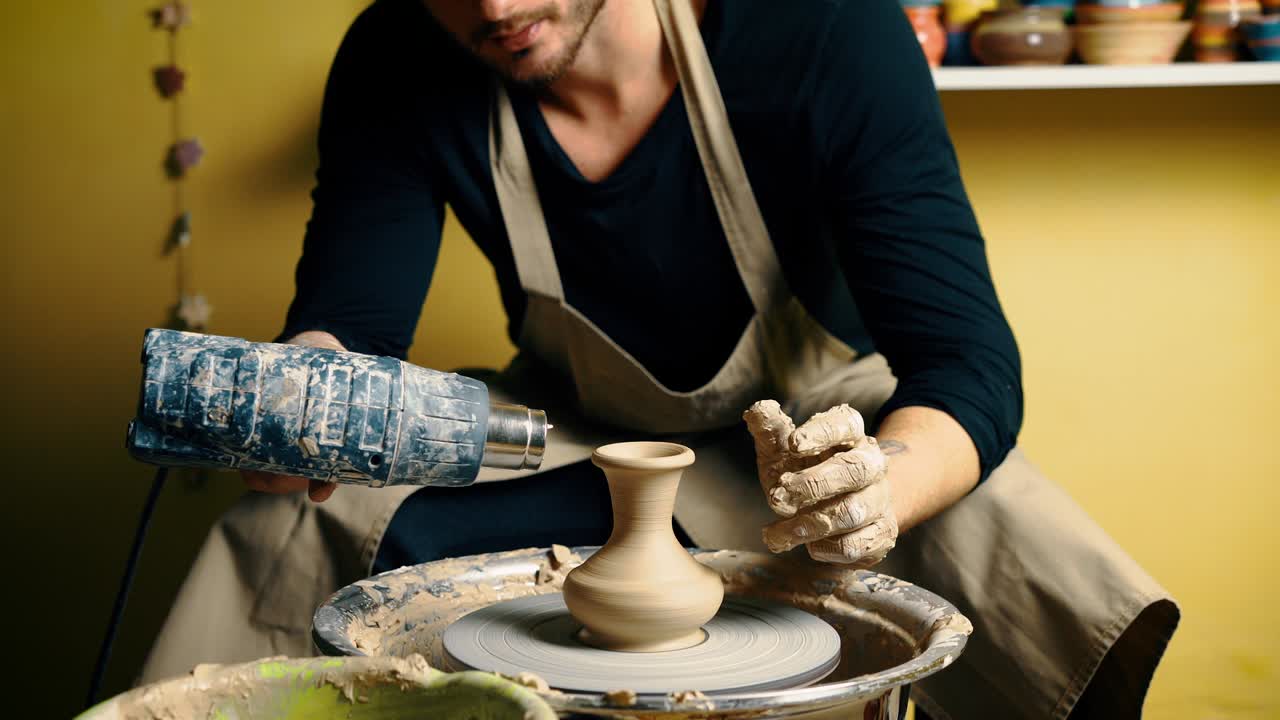 профессиональный мужской гончар сушительный керамический горшок со специальным сушильником в керамической мастерской