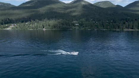 drone orbita alrededor de wakeboarder en flathead lake, montana, ee.uu.