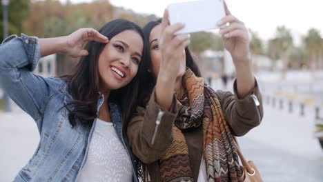 Dos-Hermosas-Mujeres-Posando-Para-Una-Selfie