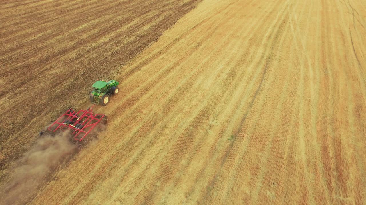 Veduta aerea di un trattore che coltiva un campo