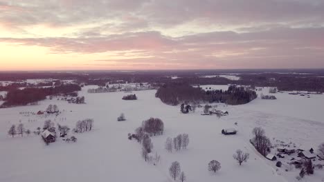 Schöne-Sonnenuntergangsfarben-über-Winterlandschaft-Auf-Dem-Land---Drohnenansicht
