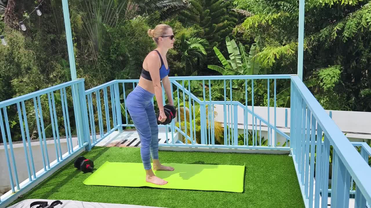 mujer haciendo ejercicios con pesas al aire libre