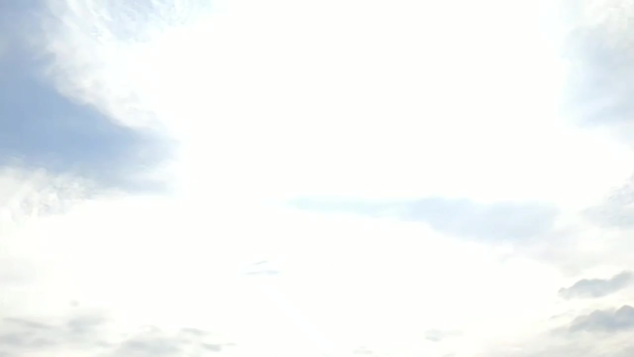 hermosa cosecha de grano por la mañana y vista del cielo nublado