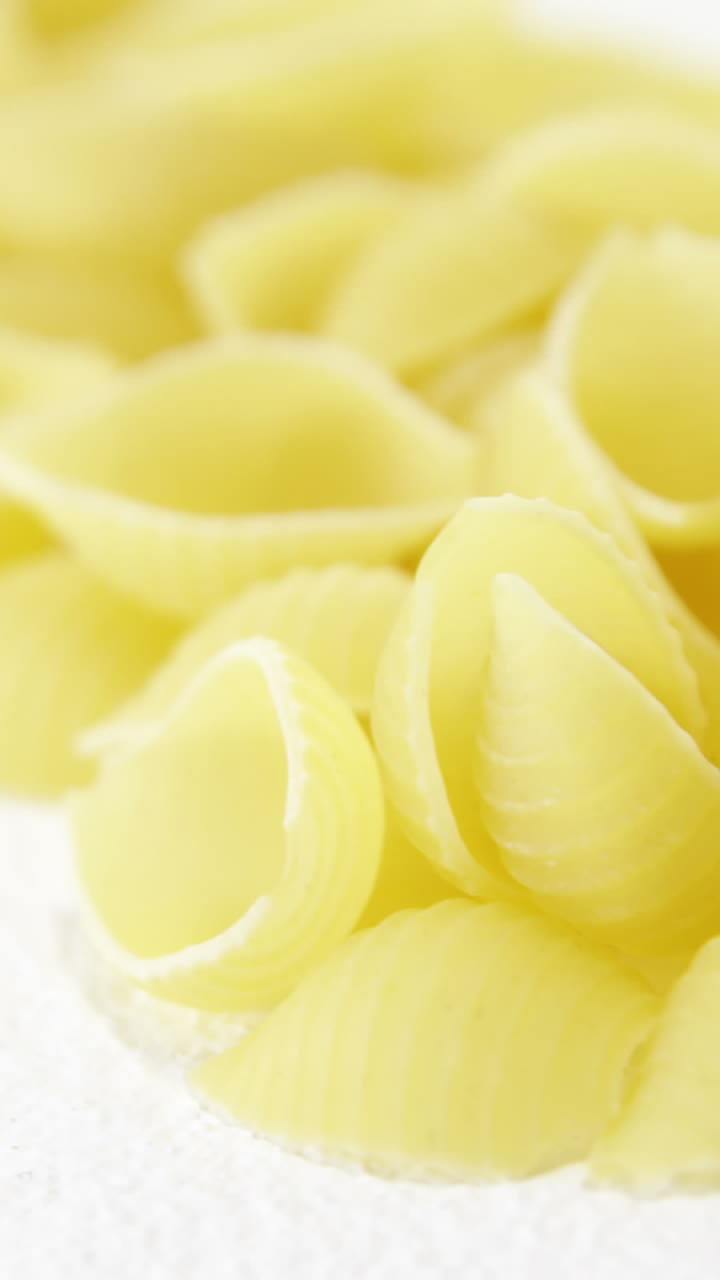 Pasta conchiglie su sfondo bianco