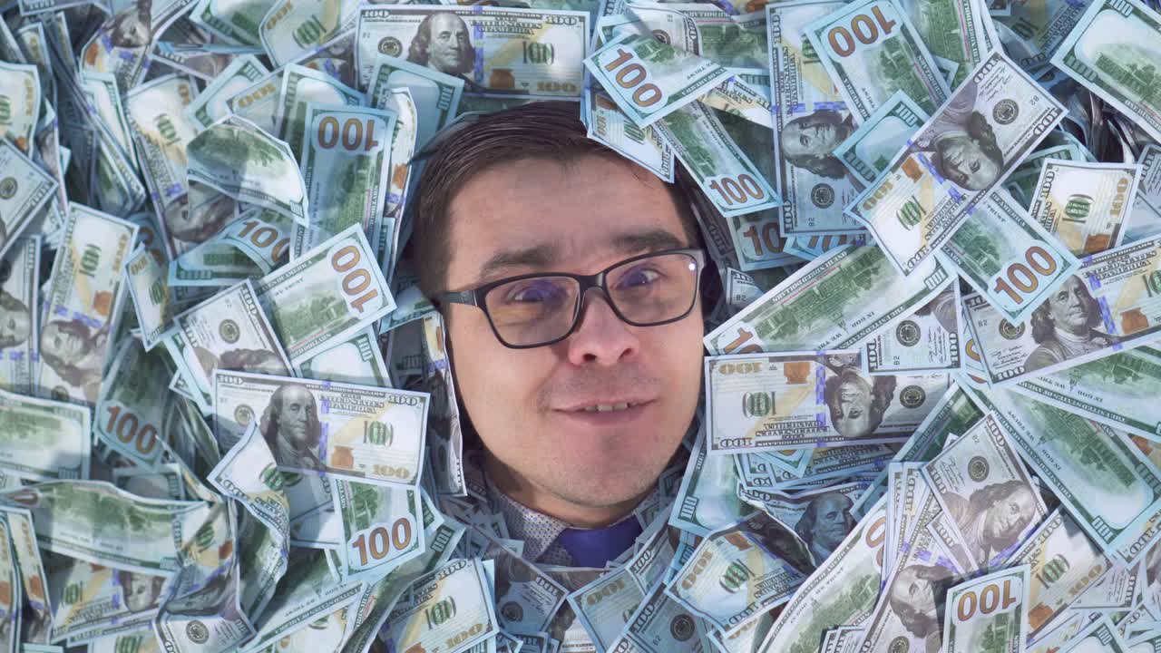 지폐에 있는 사업가의 행복한 얼굴은 미소 짓고 카메라를 가게 쳐다본다.