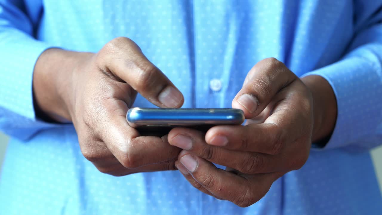 Persona che utilizza uno smartphone