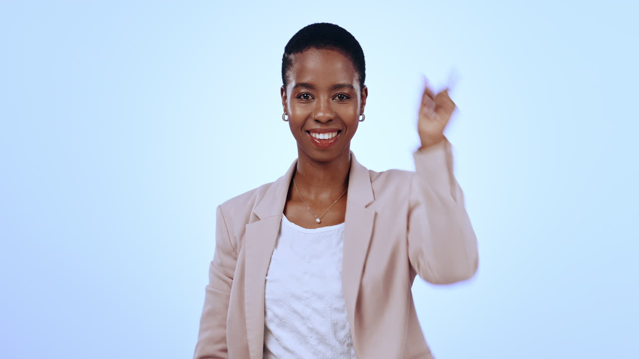 mujer negra en el estudio con una sonrisa