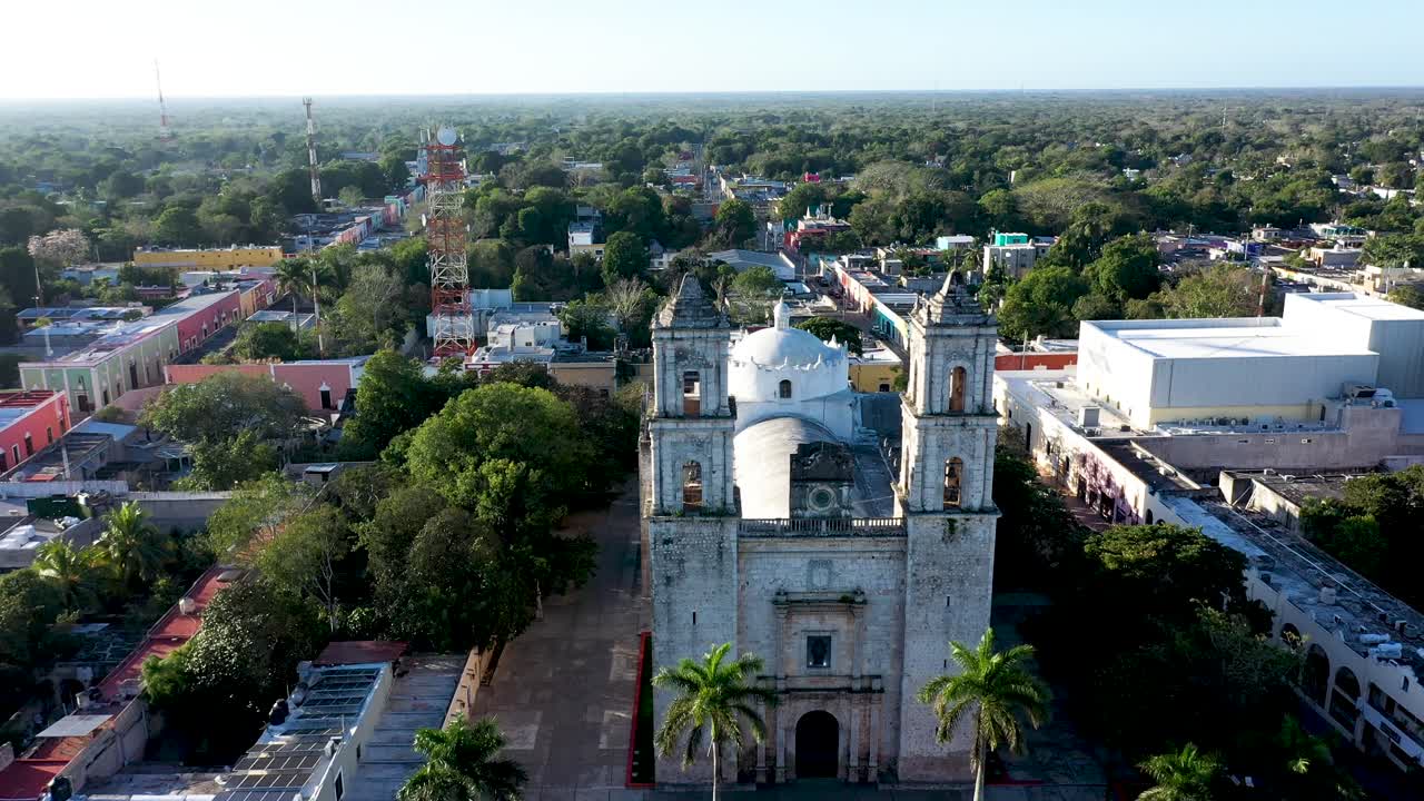 descenso aéreo temprano en la mañana con paso de cámara hasta el frente de la catedral de san gervasio en valladolid, yucatán, méxico