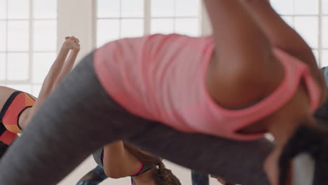 Clase-De-Yoga-De-Jóvenes-Multiétnicos-Practicando-Poses-De-Estiramiento-Disfrutando-De-Un-Estilo-De-Vida-Saludable-Haciendo-Ejercicio-En-El-Gimnasio-Meditación-Grupal