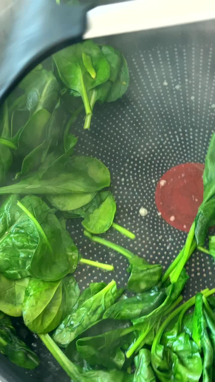 cocinar espinacas en una sartén