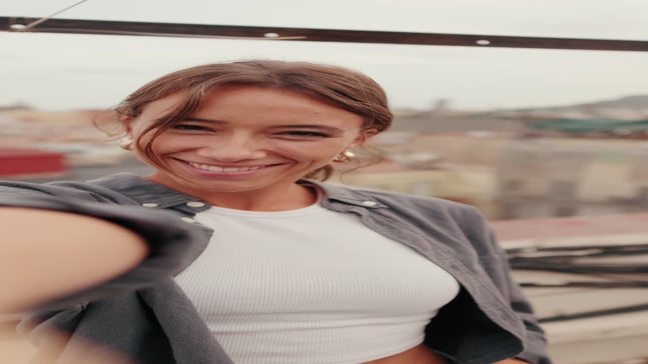 Giovane donna felice che registra un video selfie all'aperto in città