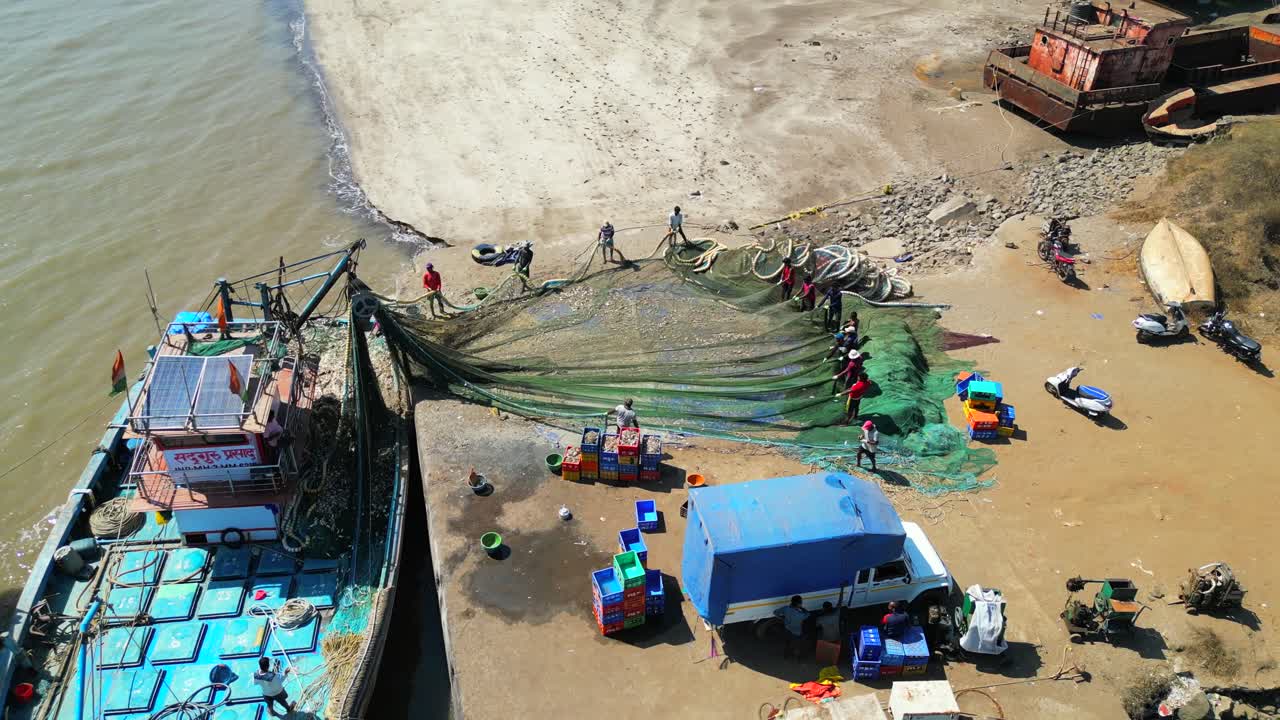primer plano de un barco de pesca a una amplia vista de pájaro alibag drone video