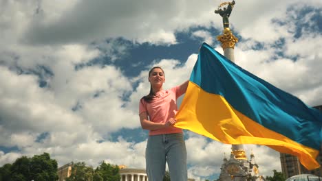 joven con la bandera ucraniana