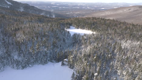 Majestuoso-Paisaje-Montañoso-En-Invierno-En-Quebec,-Canadá---Toma-Aérea