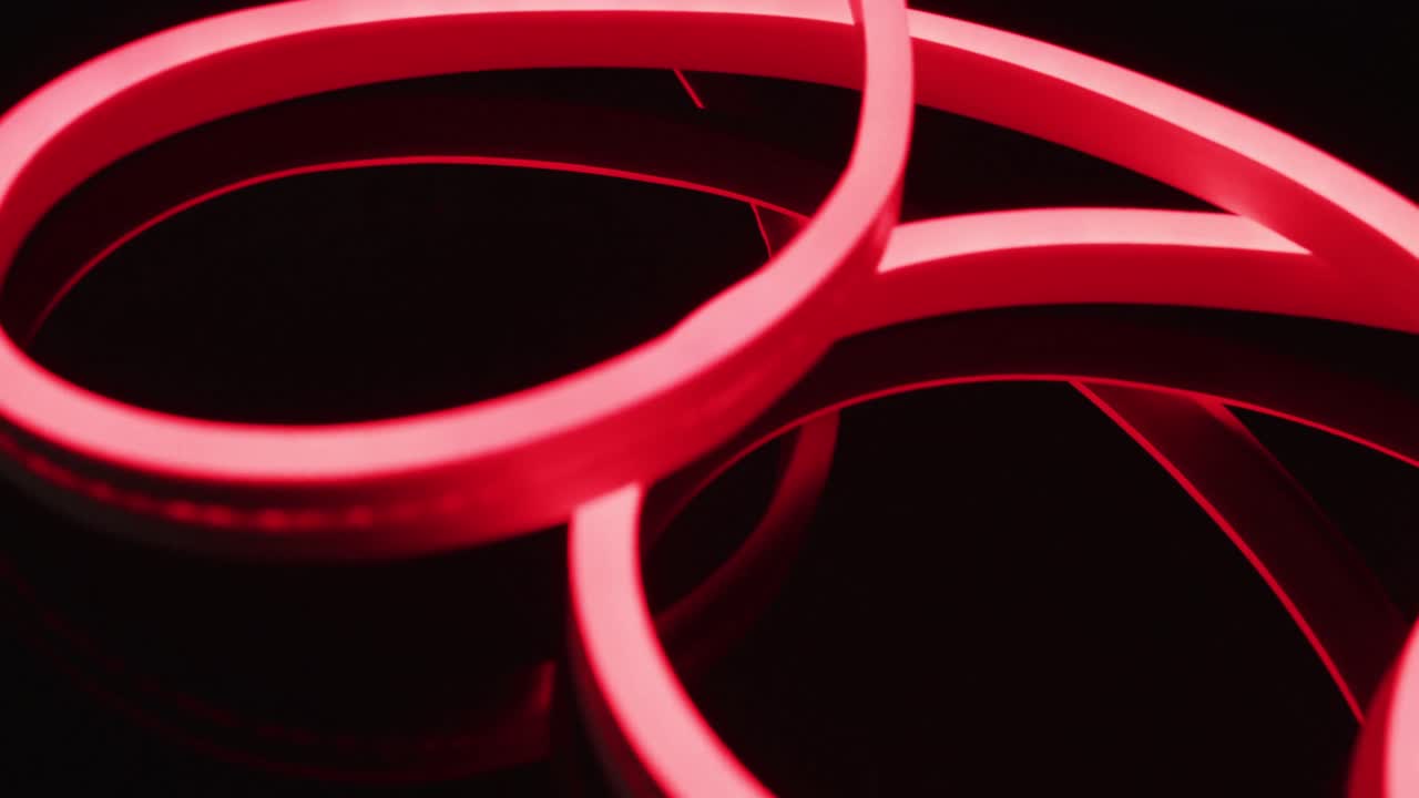 animación de luces de neón rojas que forman una espiral sobre un fondo negro