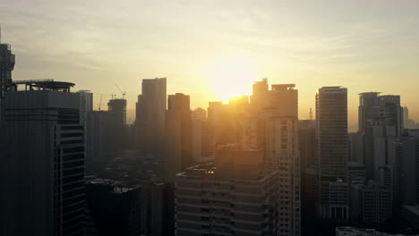 es hora de que la ciudad salude al sol.