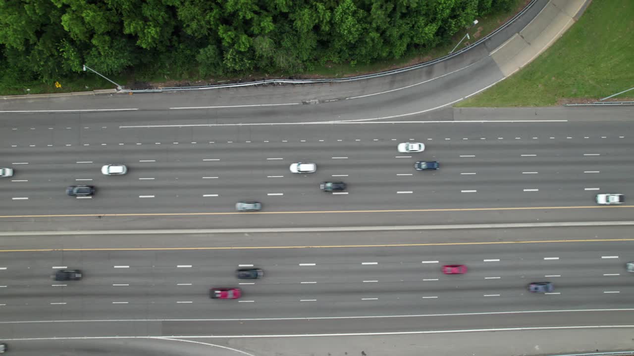 고속도로에 합쳐지는 자동차의 공중 상공