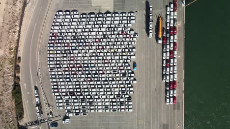 autos estacionados perfectamente en el patio de embarque