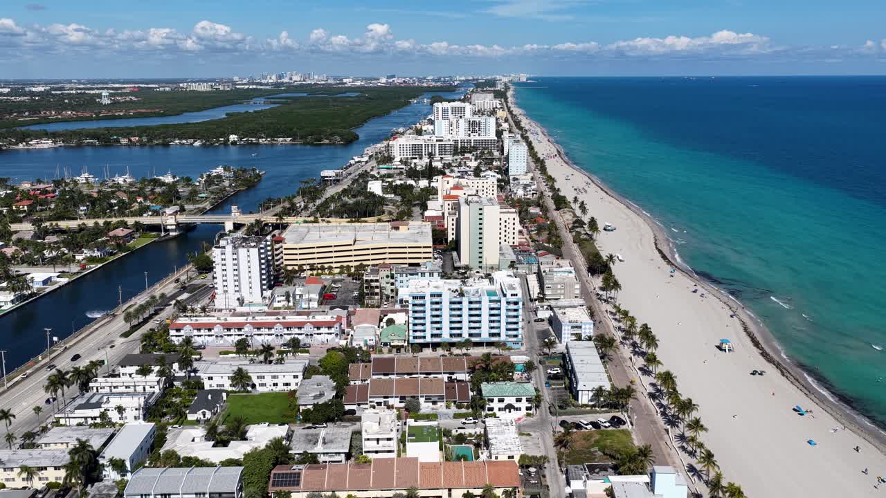Skyline di Hollywood Beach a Hollywood Beach, Florida, Stati Uniti. Spiaggia urbana. Paesaggio con acqua della baia. Centro città. Skyline di Hollywood Beach in Florida, Stati Uniti. Paesaggio tranquillo