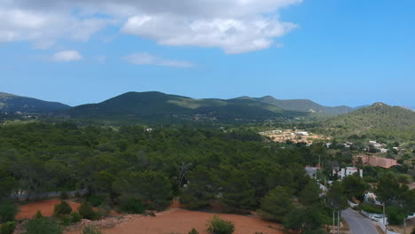 Hermoso-Campo-Con-Carretera-Cruzando-Los-Campos