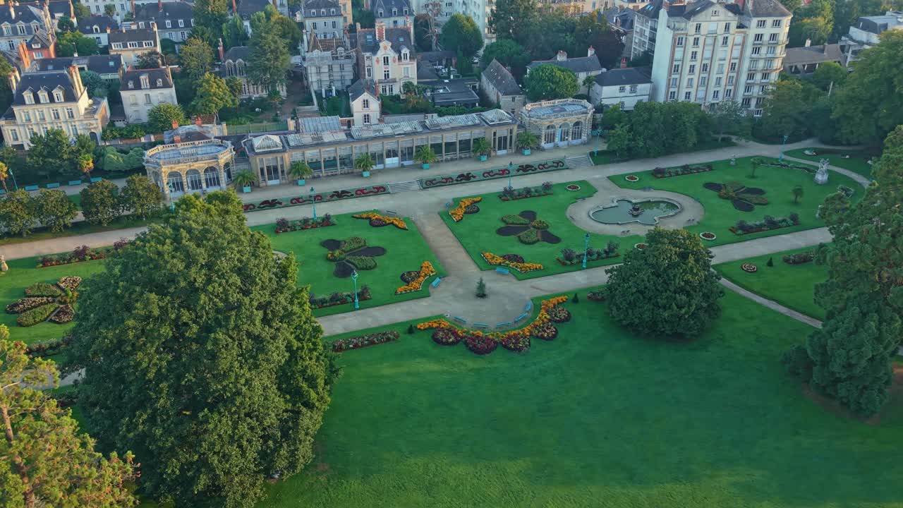 드론으로 Parc du Thabor를 촬영하여 렌에서 정돈된 정원, 잔디밭, 산책로를 보여주고 있어요.