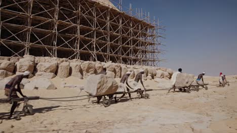 construcción de las antiguas pirámides egipcias
