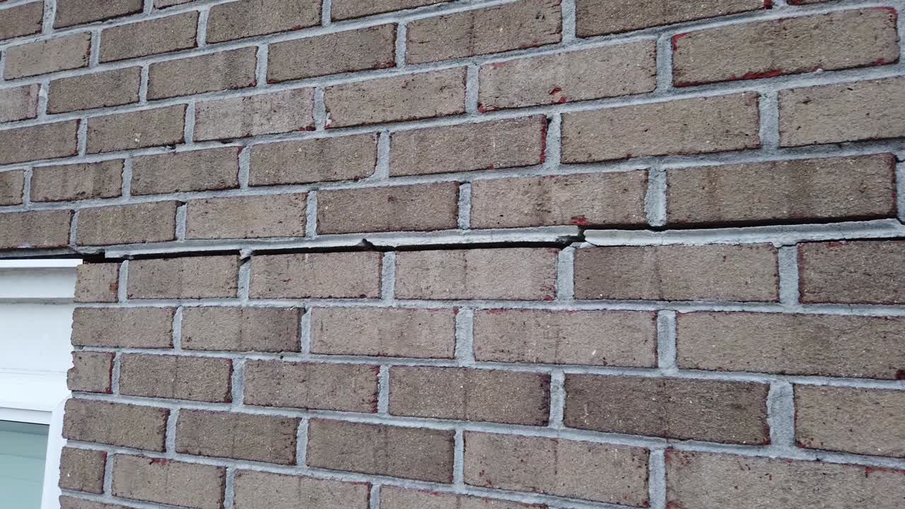 벽돌의 기초가 어지고, 집이 침착하여 벽돌이 어집니다.