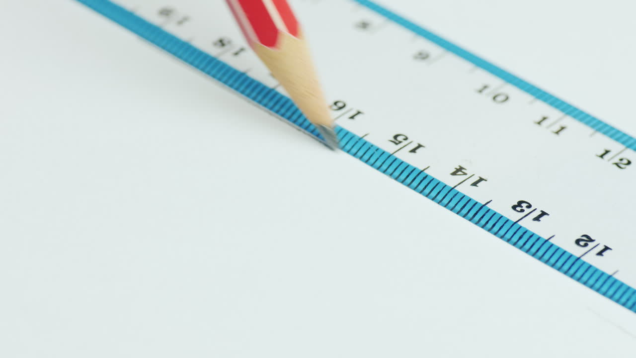 간단한 연필로 그림에 선을 그립니다.