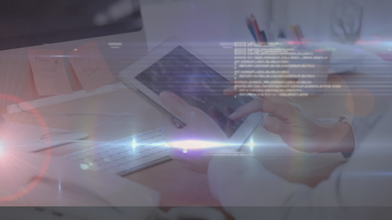 태블릿을 사용하는 백인 사업가 위에 빛의 흔적으로 데이터 처리의 애니메이션