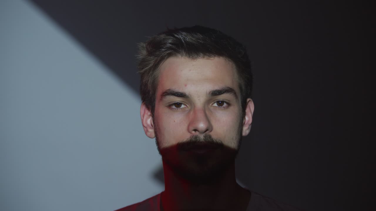 luz proyectada en la cara de un hombre