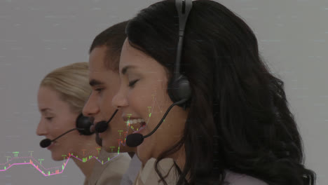 animación de estadísticas y procesamiento de datos sobre personas de negocios que usan auriculares telefónicos
