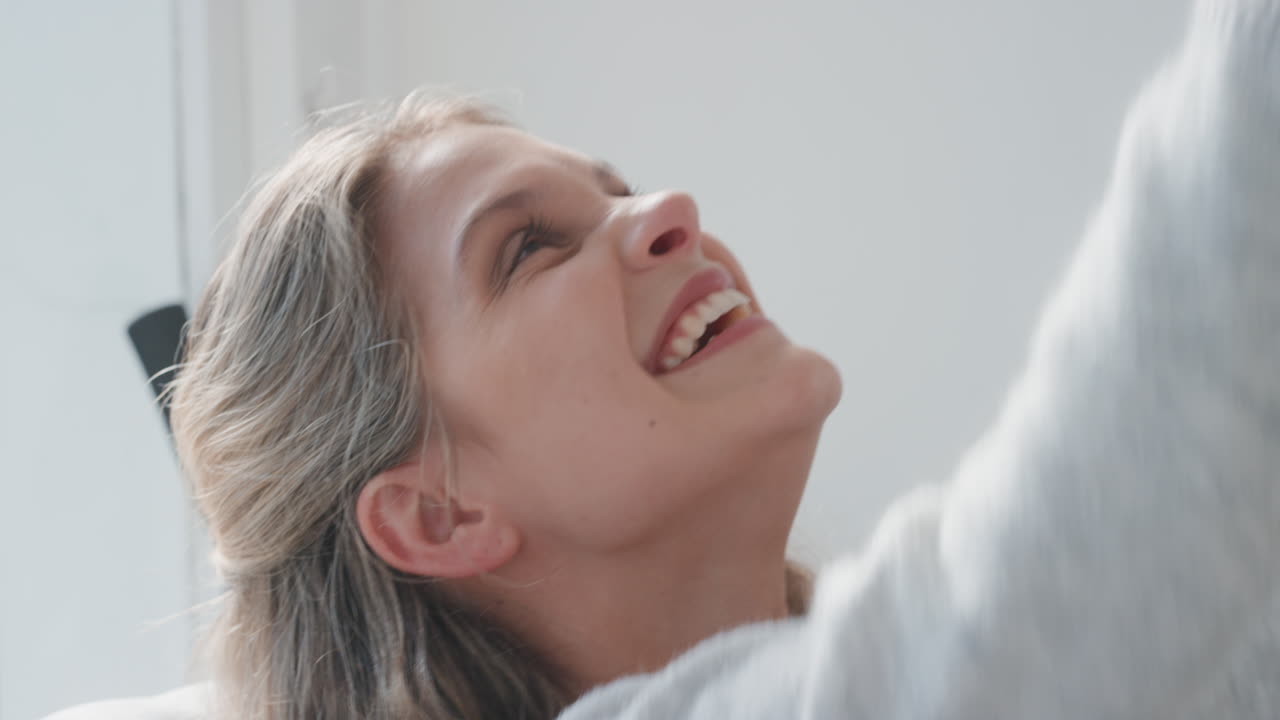 madre feliz jugando con el bebé en casa madre amorosa cuidando juguetónmente a su bebé divirtiéndose con los padres sonriendo disfrutando de la maternidad imágenes de 4k