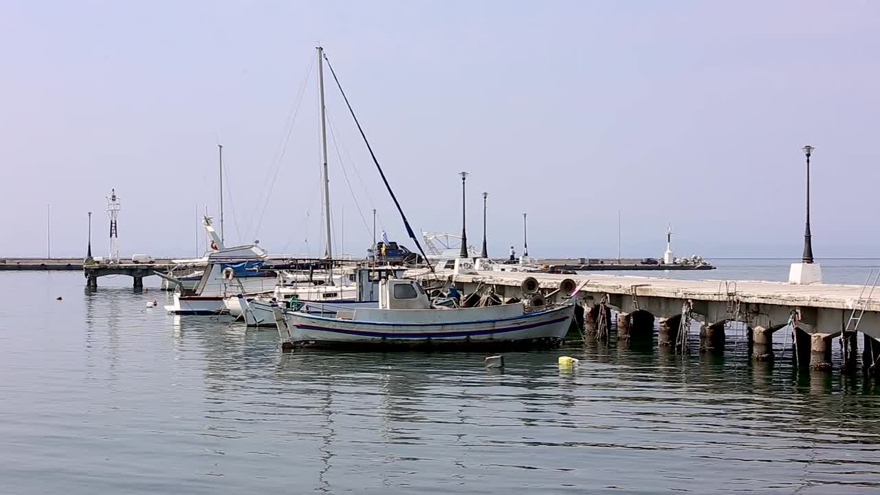 Piccole barche da pesca al molo del porto, Grecia, Salonicco