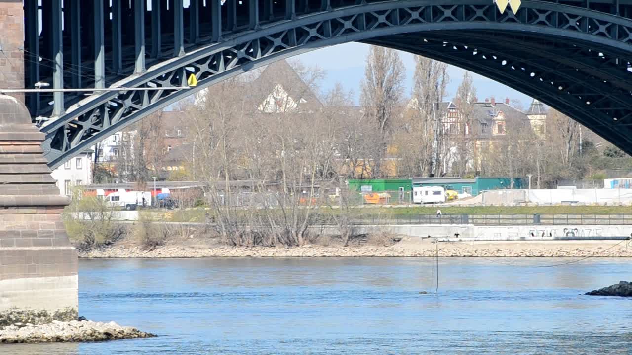 마인츠에서 화창한 날 테오도르-헤우스 다리의 금속 아치