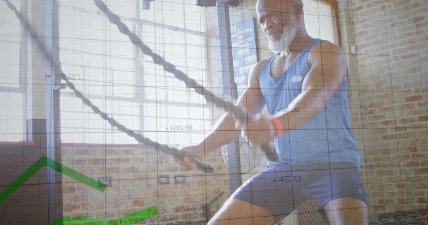Uomo anziano che impugna le battle ropes, facendole oscillare lentamente verso il basso, per poi fermarle, mentre un grafico verde di fitness è in aumento.