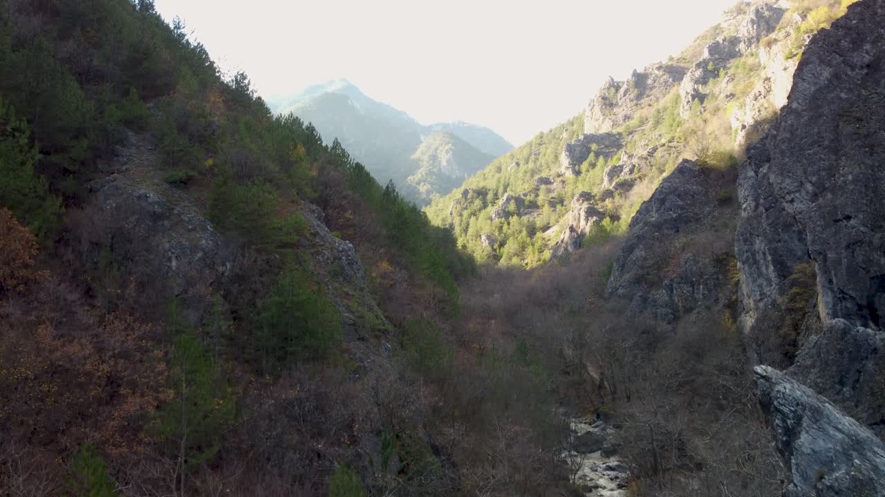 하천이 흐르는 산의 풍경