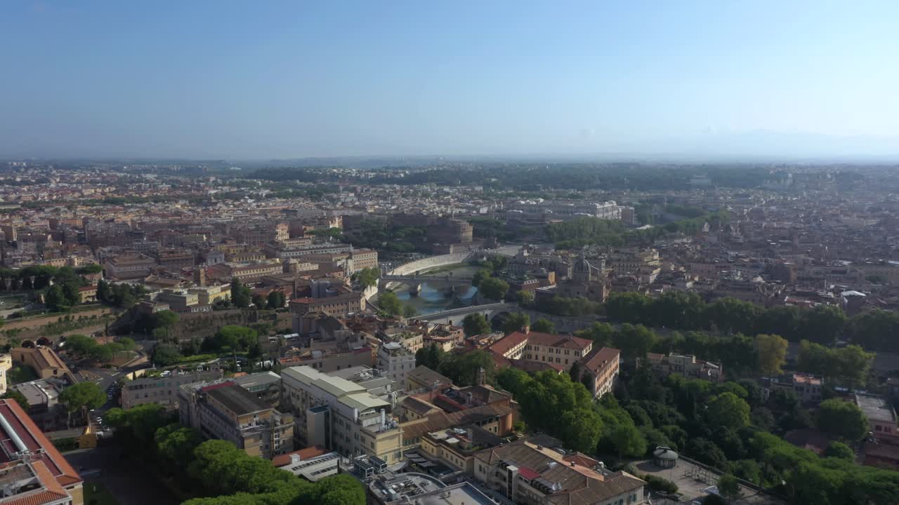 Uno splendido video aereo cattura Castel Sant'Angelo, il Mausoleo di Adriano, con il fiume Tevere e lo skyline di Roma, evidenziando la ricca storia della città e l'architettura senza tempo
