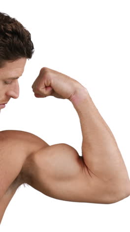 hombre musculoso flexionando sus músculos