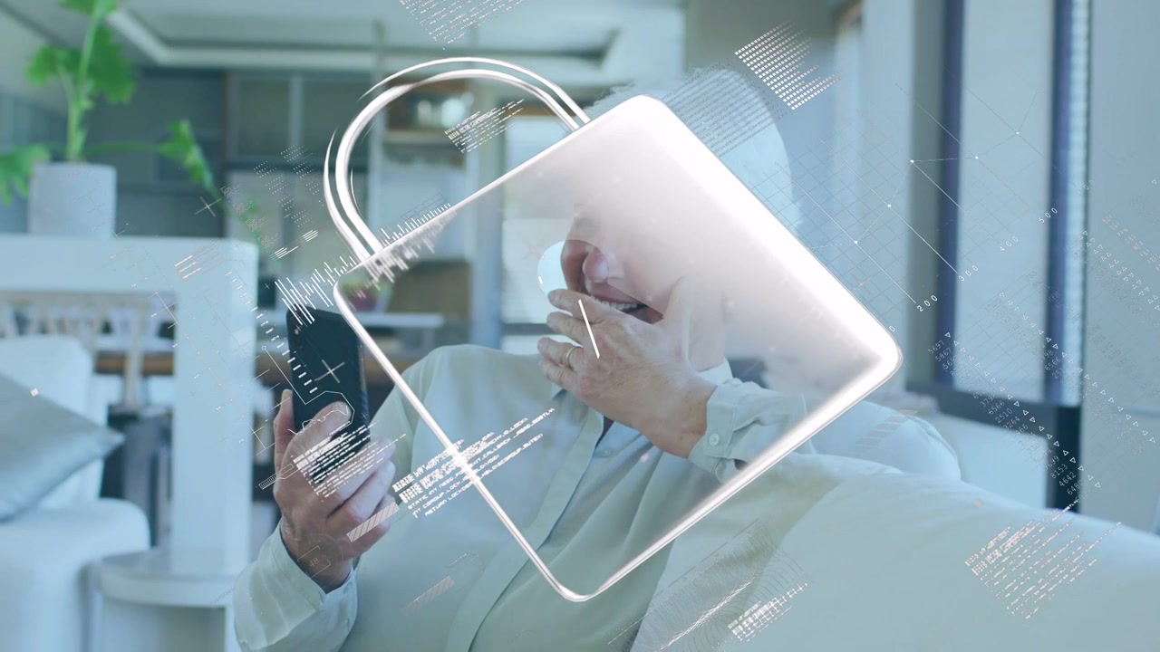 Donna anziana che tiene in mano il telefono, toccando un avviso che avvia una sovrapposizione di lucchetto 3D per confermare la sicurezza