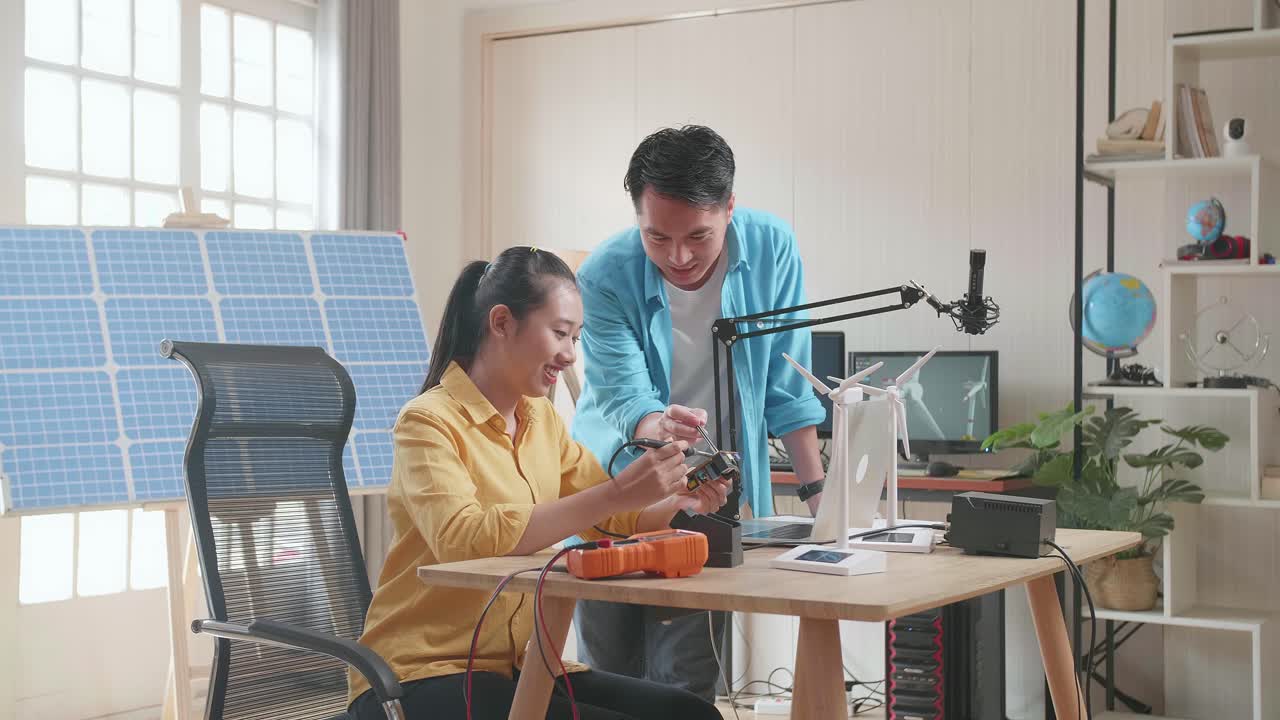 학생들은 재생 가능한 에너지 프로젝트에 협력합니다.