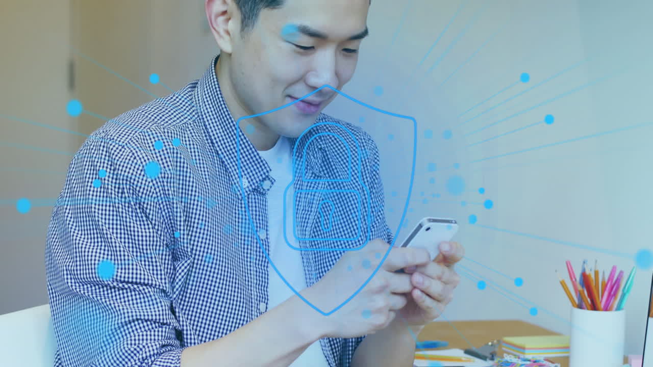 animación del icono del candado con conexiones a través del hombre asiático usando el teléfono inteligente.