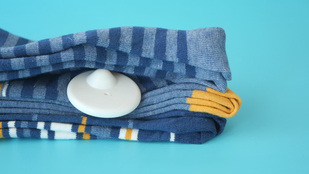 보안 태그가 있는 파란색과 노란색 줄무 양말