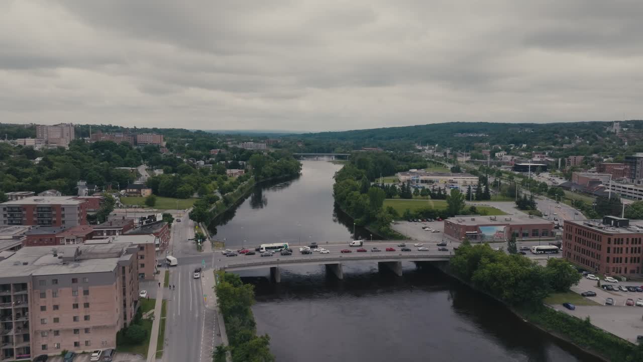 Puente de Carretera sobre el Río Magog en Sherbrooke, Canadá - Toma Aérea con Dron.