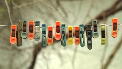 viejas pinzas de ropa de colores se balancean en el viento