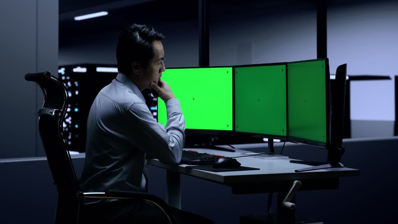 técnico informático en la sala de servidores