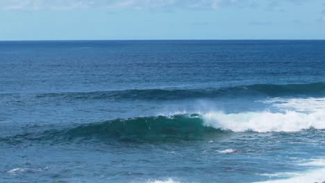 Türkisfarbene-Wellenbrecher-Des-Atlantischen-Ozeans,-Blaue-Meereslandschaft-In-Zeitlupe,-Sufers-Paradies,-Madeira-Inseln,-Sommerstimmung