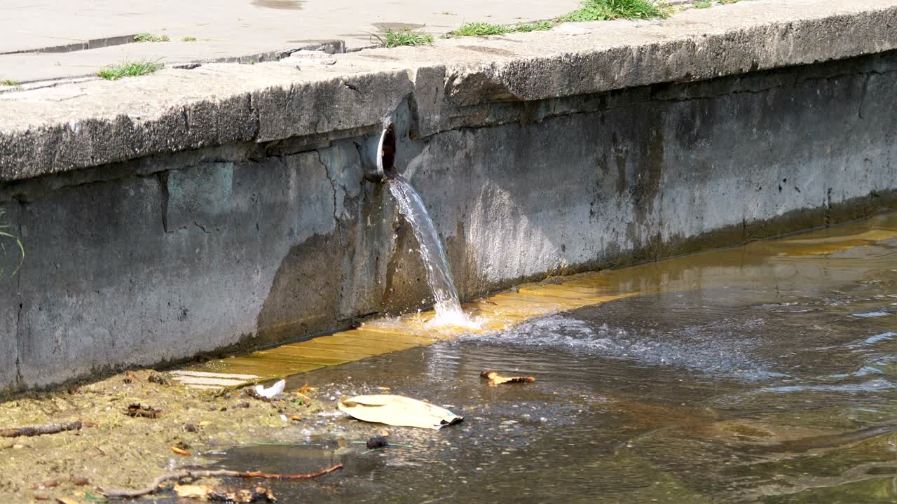 폐수 처분은 느린 동작으로 진행됩니다.