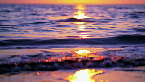 puesta de sol sobre el mar