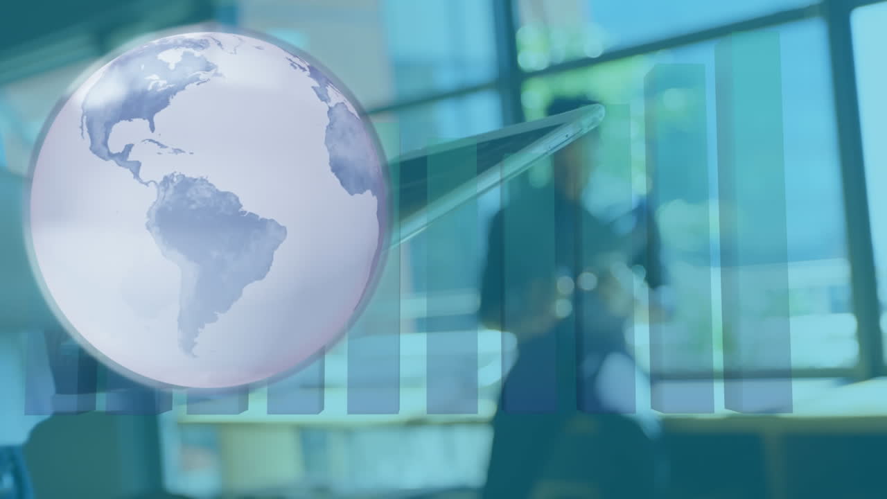 태블릿을 사용하는 사업가 여성에 대한 지구의 애니메이션과 데이터 처리