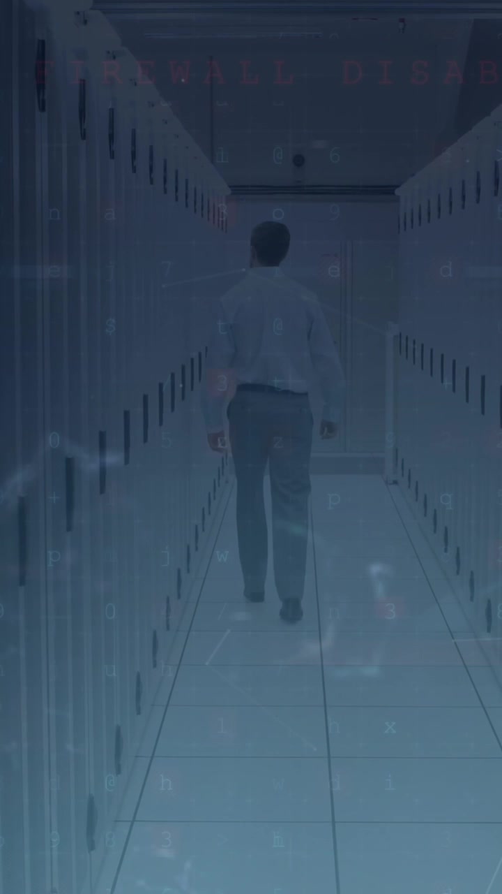 Animazione di elaborazione dati di cyber sicurezza sovrapposta alla vista posteriore di un ingegnere che cammina in una sala server